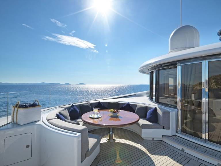 Lürssen 192 Capri I — lounge sul flybridge