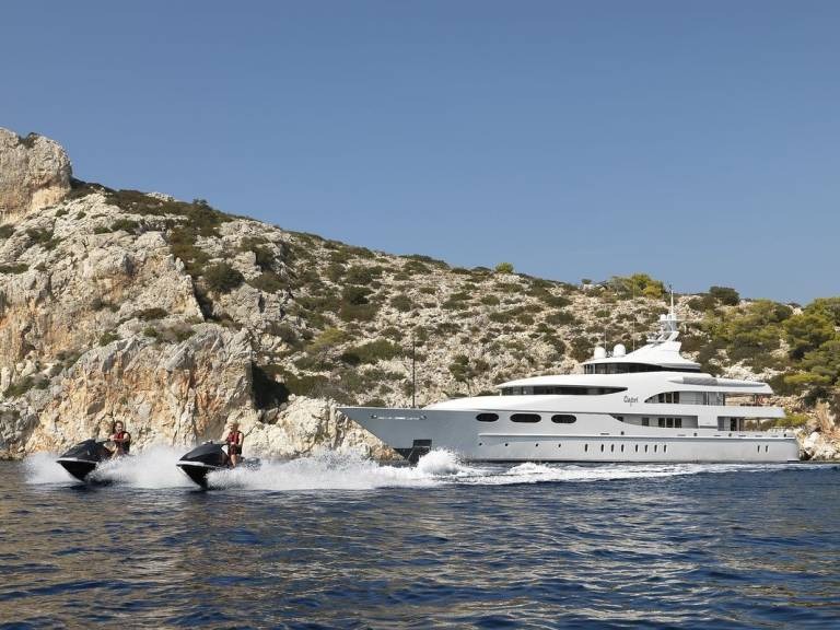 Lürssen 192 Capri I — con jet ski in rada