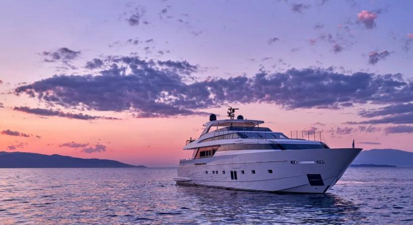 Sanlorenzo SL118 — esterno al tramonto